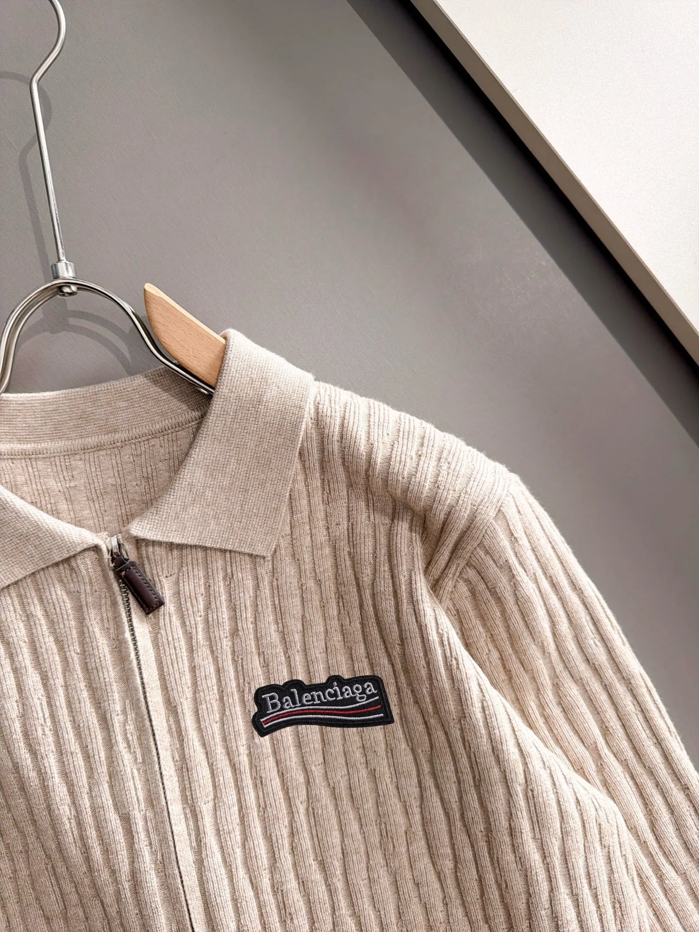 The latest knitted sweater jackets from Balenciaga’s official autumn/winter 2026 website are now on sale at the counter for Hot Sale! Specially made of wool blended fabric. It feels comfortable and can be directly in contact with the skin. The logo badge is exquisitely embroidered, which is extremely eye-catching! The details highlight the fashionable charm of big brands. Exquisite workmanship. Three-dimensional cutting style. The wearing effect is invincible and handsome! All three standards are complete! Sizes:M-3XL